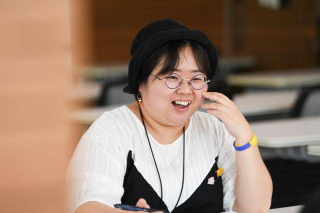 여덟 시간 가까이 이어진 인터뷰 내내 연실씨가 가장 많이 쓴 말은 '미친 듯이' 였다. 과연 열혈 편집자다웠다. 김하겸 인턴기자