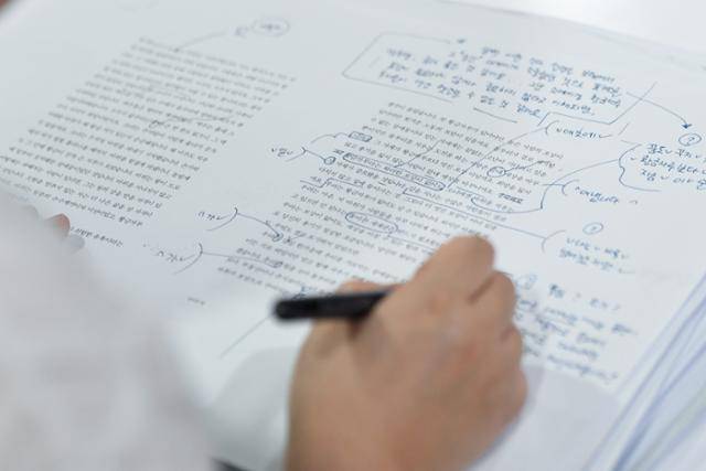 연실씨의 교정지는 작가에게 전하는 편지의 글로 언제나 빽빽하다. 김하겸 인턴기자