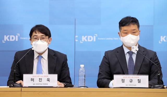 정규철(오른쪽) KDI 경제전망실장과 허진욱 전망총괄이 17일 정부세종청사에서 2022년과 2023년 경제전망에 대해 발표하고 있다. 세종=뉴시스
