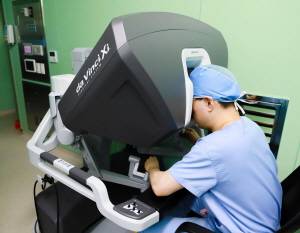 순천향대 부천병원 비뇨의학과 이상욱 교수가 로봇수술을 시행하고 있다./사진=순천향대 부천병원 제공