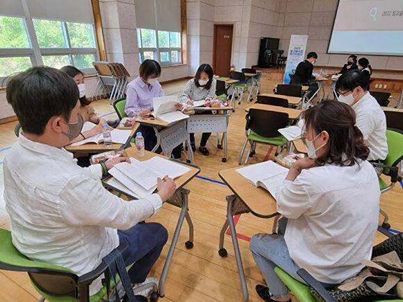 지난 16일 광주교육연수원 다목적실에서 개최된 초등 빛고을수업평가지원단 워크숍에서 참석자들이 교육사례를 나누고 있다. [사진=광주시교육청]