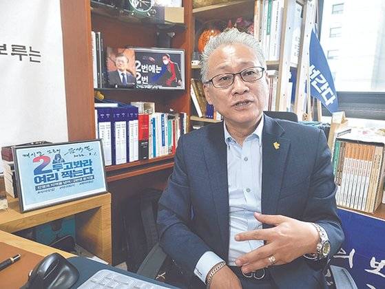 문파였지만 ‘이재명 저격수’로 나선 이민구 깨시민 대표가 3·9대선 때 제작한 윤석열 후보 지지 포스터를 옆에 놓고 인터뷰하고 있다. 포스터엔 윤 후보가 깨시연 측에 감사의 뜻으로 적은 친필 사인이 담겨있다. 강찬호 기자