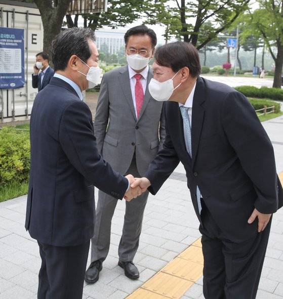 윤석열 대통령이 정치참여를 공식선언한 다음 날인 지난해 6월 30일 국회 소통관을 찾기 전 정세균 전 국무총리와 조우해 인사하는 모습. 가운데 선 사람이 유상범 의원이다. 뉴스1