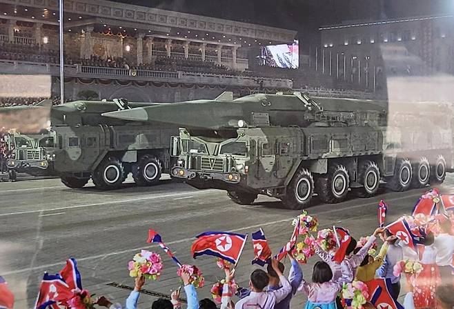 새로 설치한 주중 북한대사관 게시판에 4월 25일 북한군 열병식 때 등장한 다양한 대량살상 무기들의 사진이 전시됐다.