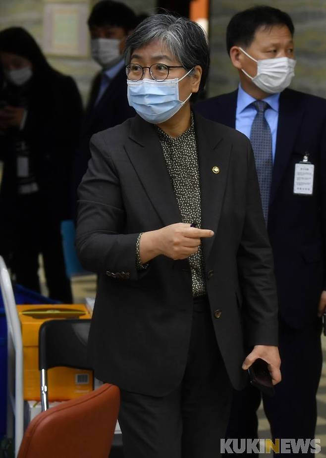 질병관리청장 임명 이후 첫 국정감사에 임하고 있는 정은경 전 청장. 2020년 10월.&nbsp; &nbsp;사진=박효상 기자