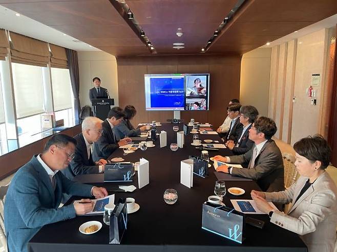 지난 16일 서울 강남구 인터컨티넨탈 서울 코엑스에서 한국혁신의약품컨소시엄(KIMCo) 자문위원회가 출범식을 갖고, 자문위원들이 킥오프 미팅을 하고 있다. 한국제약바이오협회