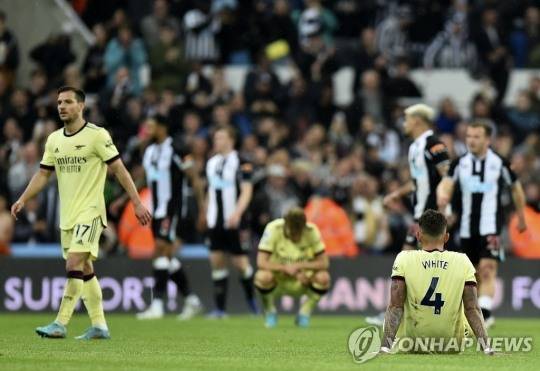 뉴캐슬에 0-2로 패한 뒤 허탈해 하고 있는 아스널 선수들.