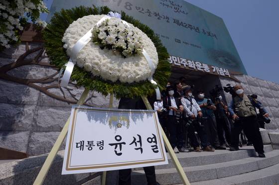 제42주년 5·18민주화운동 추모제가 열린 지난 17일 광주 북구 운정동 국립 5·18민주묘지에 윤석열 대통령의 조화가 놓여있다./사진=뉴스1