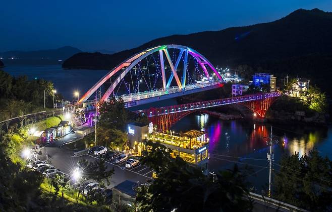 창원시 마산합포구 구산면 소재 저도 콰이강의 다리 야경./사진제공=창원시
