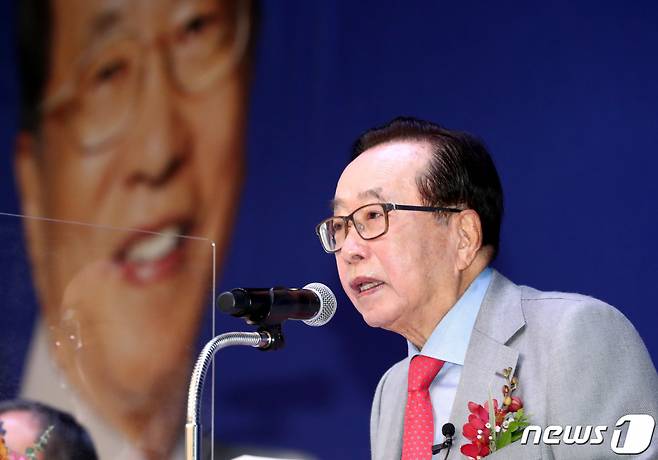 (대전=뉴스1) 김기태 기자 = 16일 오전 대전 유성구 한국과학기술원(KAIST) 학술문화관 정근모콘퍼런스홀에서 열린 동원그룹 김재철 명예회장 AI 발전기금 기부 약정식에서 김재철 동원그룹 명예회장이 인사말을 하고 있다. 김 명예회장은 향후 10년간 연차별 계획에 따라 국내 인공지능(AI) 분야 인재 육성을 위해 500억원을 기부하기로 했다. 2020.12.16/뉴스1