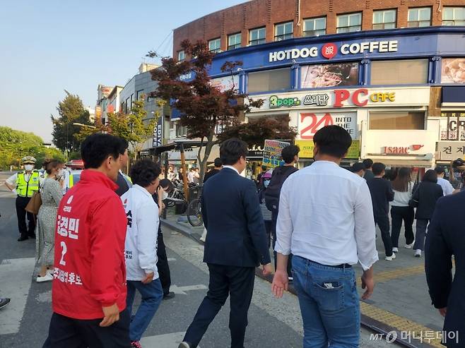 18일 전북 전주 전북대 앞에서 거리 유세를 펼치는 이준석 국민의힘 대표./사진=안채원 기자