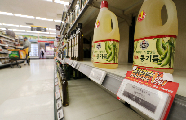 기획재정부가 식용유 원료인 해바라기씨유와 팜유에 할당관세를 적용하는 방안을 검토 중이다. 사진은 서울의 한 대형마트의 식용유 진열대./사진=뉴스1