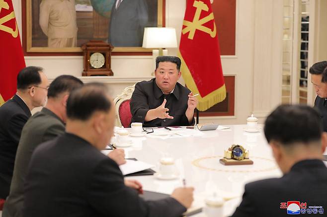 김정은 북한 국무위원장이 지난 17일 노동당 정치국 상무위원회 회의를 주재했다고 조선중앙통신이 18일 보도했다. 연합뉴스