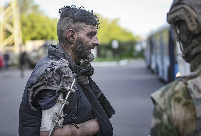 17일(현지시간) 우크라이나 마리우풀 아조우스탈 제철소에서 항복한 우크라이나 군인이 버스에 탑승하고 있다. EPA 연합뉴스
