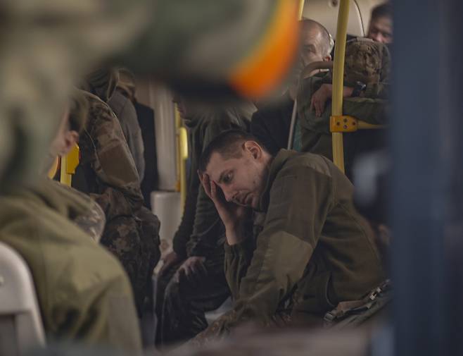17일(현지시간) 우크라이나 마리우풀 아조우스탈 제철소에서 항복한 우크라이나 군인이 시름에 잠겨있다. EPA 연합뉴스