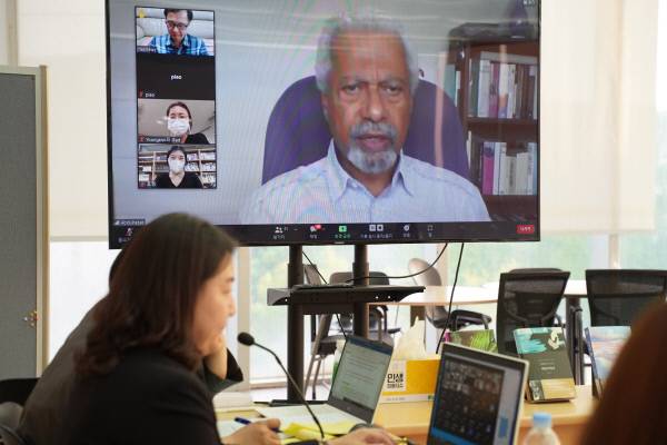 18일 영국 현지와 서울을 연결해 화상으로 진행한 구르나 간담회 현장. 문학동네 제공