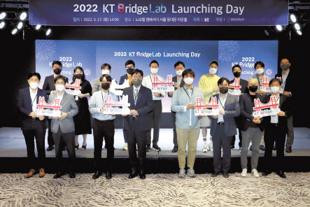 KT는 지난 17일 서울 노보텔 엠베서더 동대문에서 KT 스타트업 액셀러레이팅 프로그램 ‘KT Bridge Lab’ 론칭데이를 개최하고 1기 스타트업 관계자들과 기념 촬영을 가졌다. [KT 제공]