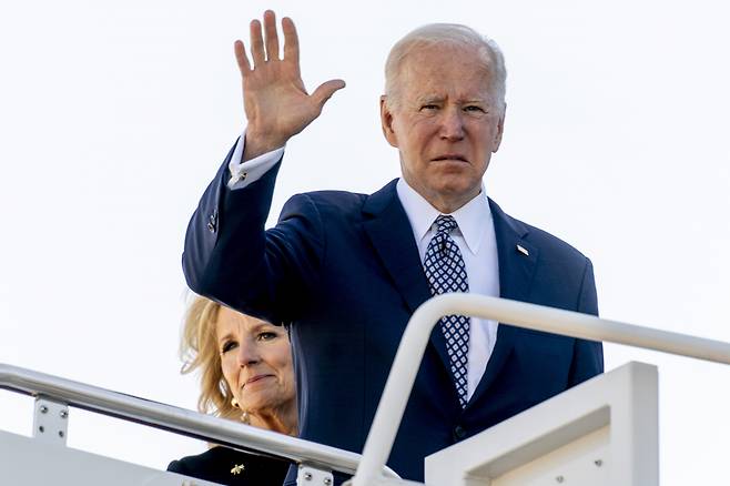 조 바이든 미국 대통령이 17일(현지시간) 부인 질 여사와 함께 지난 14일 총격 사건이 벌어진 뉴욕주 버펄로를 방문하기 위해 메릴랜드주 앤드루스 공군기지에서 대통령 전용기(에어포스원)에 오르고 있다. [연합]