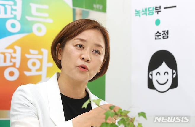 [제주=뉴시스] 뉴시스 제주취재본부와 인터뷰하는 부순정 녹색당 제주도지사 후보.