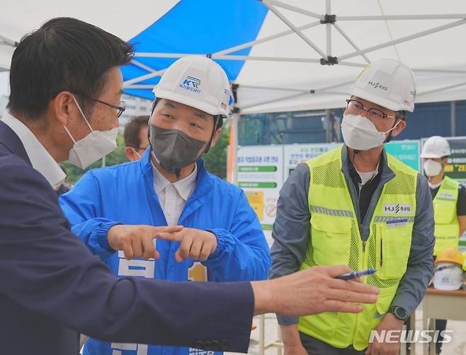 [성남=뉴시스]더불어민주당 김병관 후보가 분당구 이매동 GTX 성남역 공사 현장을 방문해 관계자로 부터 설명을 듣고 있다.