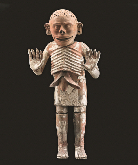 독수리는 아스테카에서 태양을 의미하며 고귀한 신분을 상징하기도 했다. ‘지하세계의 신’ 믹틀란테쿠틀리 소조상. 국립중앙박물관 제공
