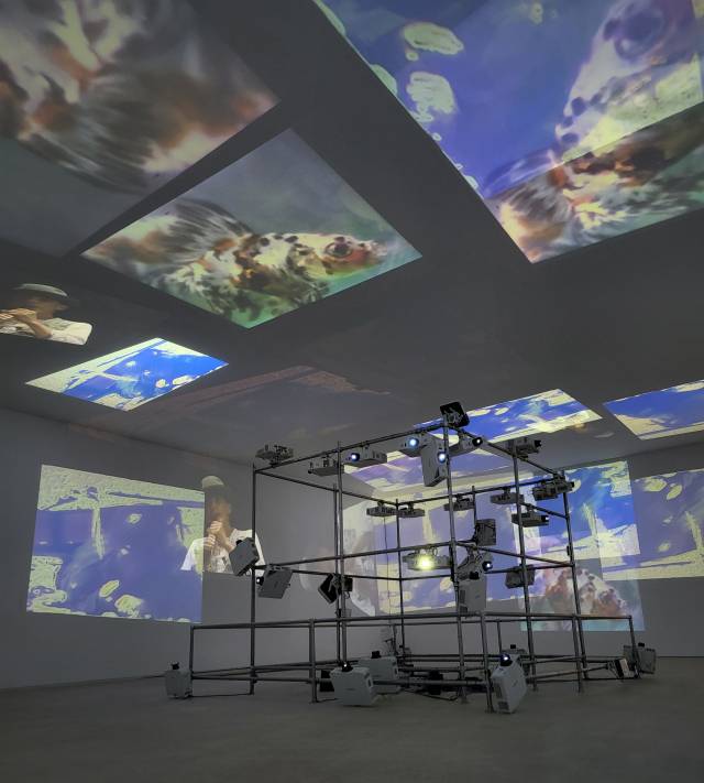 백남준에게 1993년 베니스비엔날레 황금사자상을 안겨준 작 품 '시스틴 채플'이 울산시립미술관 소장품이 되어 18일 처음으로 국내에 전시됐다. /사진제공=울산시립미술관