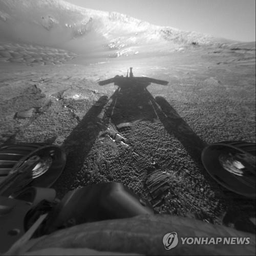 오퍼튜니티호가 인듀어런스 충돌구를 탐사할 때 촬영한 본체 일부와 그림자. [NASA 제공/ AP 연합뉴스 자료사진]