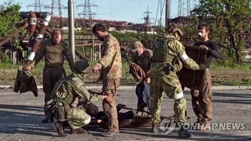 수색받는 우크라이나군 병사들 (도네츠크 AFP=연합뉴스) 우크라이나 남부 마리우폴의 아조우스탈 제철소에서 빠져나온 우크라이나 병사들이 17일(현지시간) 친러시아 군병력의 수색을 받고 있다. [러시아 국방부 제공· 재판매 및 DB 금지] 2022. 5. 17 photo@yna.co.kr