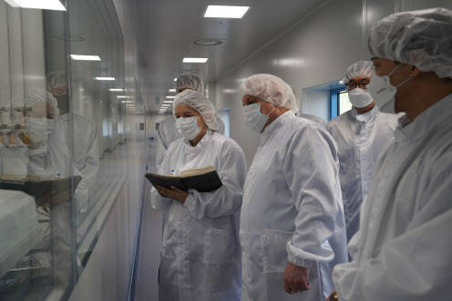 추마코프연구소 관계자들이 지난해 3월 경북 안동 동물세포실증지원센터를 방문해 DS설비시설에 대해서 설명을 듣는 모습 (사진=쎌마테라퓨틱스)