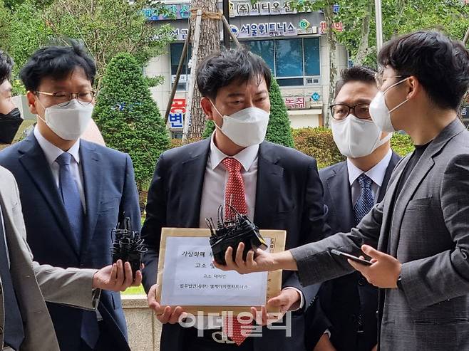 19일 김종복 LKB(엘케이비)앤파트너스 대표변호사가 남부지검에 고소·고발장을 제출하며 답변하고 있다.(사진=조민정 기자)