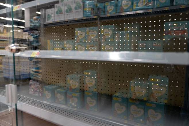 미국 한 소매업체에서 분유 매대가 텅 비어 있다. (사진= AFP)