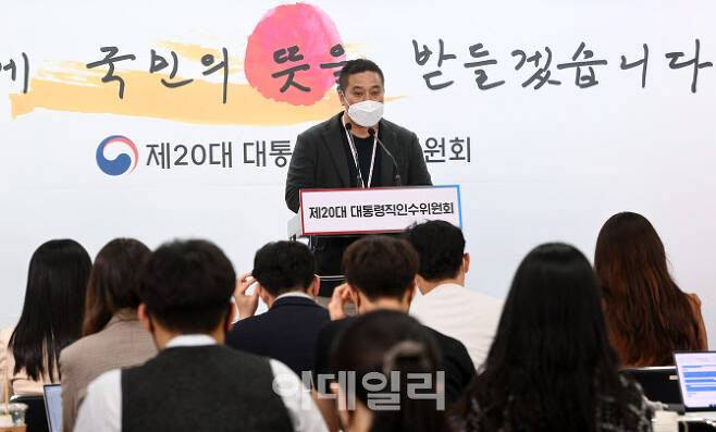 대통령직 인수위원호 경제2분과 인수위원을 맡은 고산 에이팀벤처스 대표가 지난달 26일 종로구 통의동 인수위 기자회견장에서 산업기술 R&D 개선 방안 관련해 브리핑을 하고 있다.  (사진=방인권 기자)