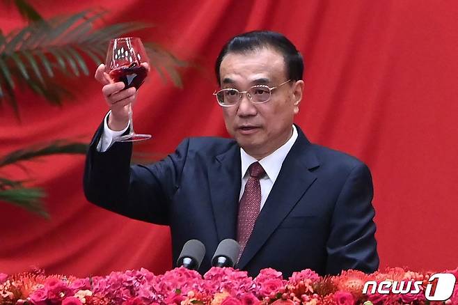 리커창 중국 총리가 30일 (현지시간) 건국 72주년 국경절을 하루 앞두고 베이징의 인민대회당에서 열린 연회서 건배를 하고 있다. © AFP=뉴스1 © News1 우동명 기자