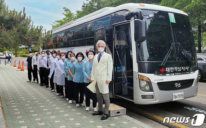대전우리병원 임직원들이 단체 헌혈을 통해 생명 나눔을 실천했다..© 뉴스1