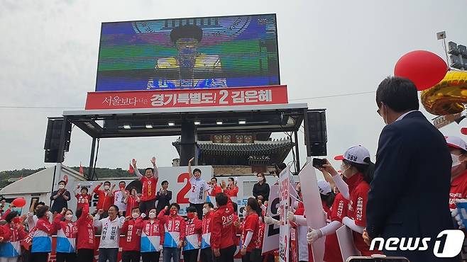 19일 오후 김은혜 국민의힘 경기지사 후보가 수원 남문시장 근처에서 출정식을 갖고 있다. © 뉴스1