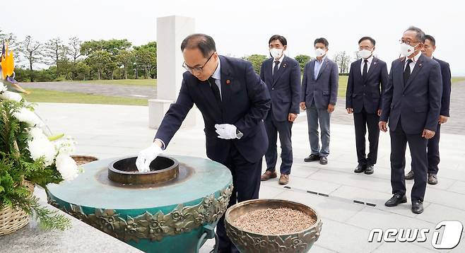 오는 23일자로 대검찰청 차장검사에 임명된 이원석 제주지방검찰청 검사장이 19일 제주시 봉개동 제주4·3평화공원을 방문해 제주4·3 희생 영령 앞에 참배하고 있다.2022.5.19/뉴스1 © News1 오미란 기자