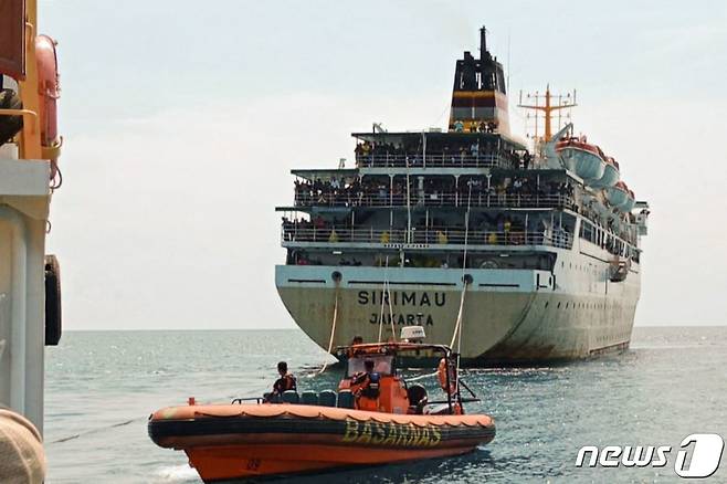 (서울=뉴스1) 이서영 기자 = 얕은 바다에 좌초됐던 800여명을 태운 인도네시아 여객선이 다시 이동을 시작해 인근 항구로 옮겨진 것으로 나타났다. © AFP=뉴스1 © News1 이서영 기자