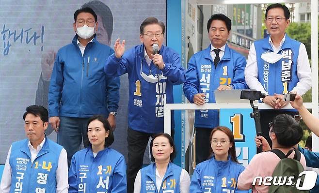 이재명 더불어민주당 총괄선거대책위원장이 6·1 지방선거 공식 선거운동 첫날인 19일 인천 서구 정서진중앙시장에서 박남춘 인천시장 후보(오른쪽)와 함께 시민들에게 지지를 호소하고 있다. 2022.5.19/뉴스1 © News1 허경 기자