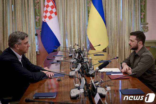 지난 8일 키이우를 방문한 안드레이 플렌코비치(좌) 크로아티아 총리와 볼로디미르 젤렌스키 우크라이나 대통령이 회담하는 모습. © AFP=뉴스1 © News1 우동명 기자