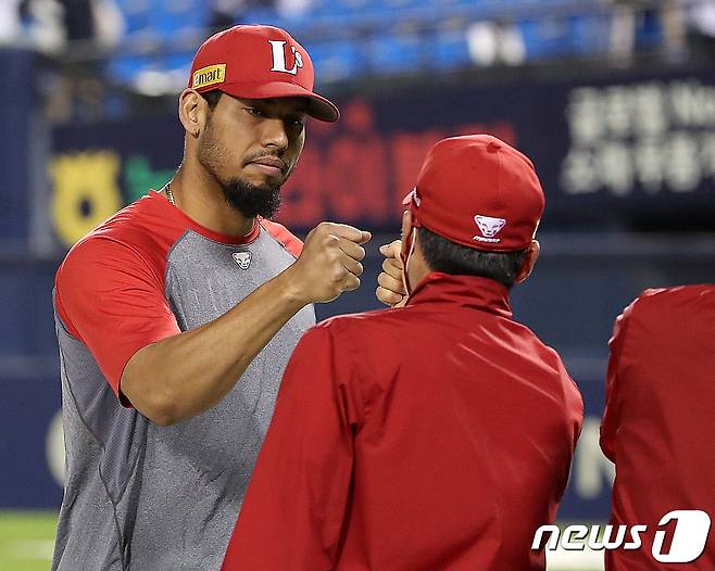 19일 오후 서울 송파구 잠실야구장에서 열린 프로야구 '2022 신한은행 SOL KBO리그' SSG랜더스와 두산베어스의 경기, 9대3 승리를 거둔 SSG 폰트가 김원형 감독과 하이파이브를 하고 있다. 2022.5.19/뉴스1 © News1 김진환 기자