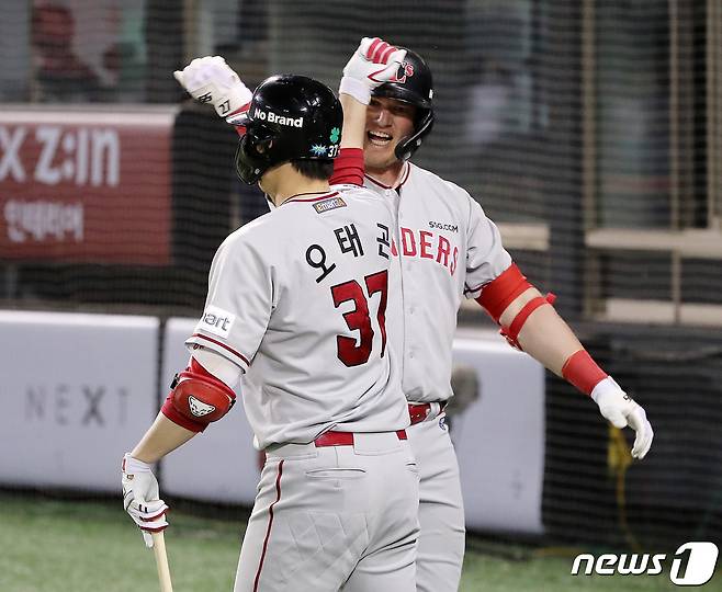19일 오후 서울 송파구 잠실야구장에서 열린 프로야구 '2022 신한은행 SOL KBO리그' SSG랜더스와 두산베어스의 경기, SSG 크론이 9회초 1사 솔로홈런을 친 후 오태곤과 핸드쉐이크를 하고 있다. 2022.5.19/뉴스1 © News1 김진환 기자