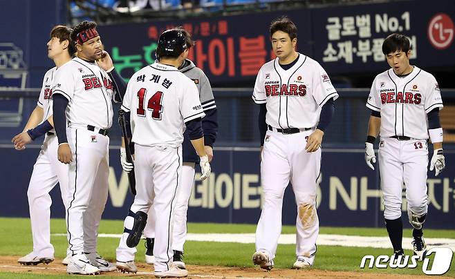 19일 오후 서울 송파구 잠실야구장에서 열린 프로야구 '2022 신한은행 SOL KBO리그' SSG랜더스와 두산베어스의 경기, 3대9 패배한 두산 선수들이 아쉬운 표정을 지으며 그라운드를 빠져나가고 있다. 2022.5.19/뉴스1 © News1 김진환 기자