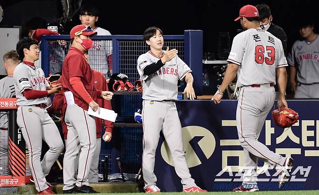 19일 잠실야구장에서 KBO리그 두산과 SSG의 경기가 열렸다. 7회 투구를 마친 SSG 폰트가 마운드를 내려오며 동료들과 하이파이브를 나누고 있다. 잠실=송정헌 기자songs@sportschosun.com/2022.05.19/