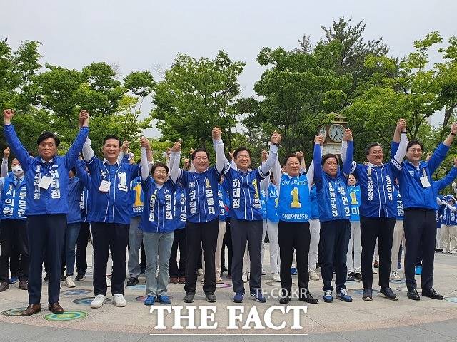 제8회 전국동시지방선거에 출마하는 더불어민주당 소속 후보들이 19일 필승 결의대회를 열고 지지를 호소하고 있다. / 대전 = 김성서 기자