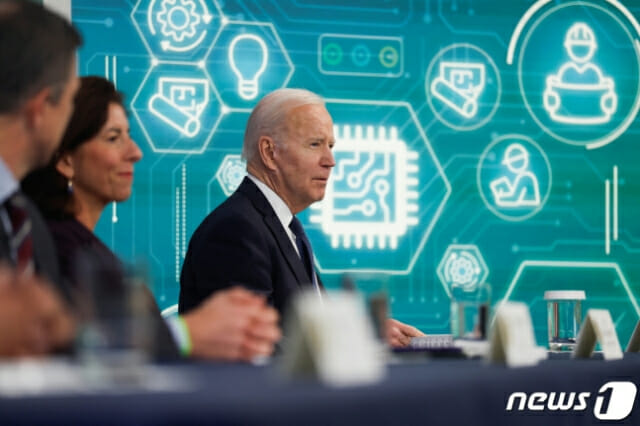 조 바이든 미국 대통령(오른쪽)이 2022년 3월 9일(현지시간) 미국 워싱턴 백악관에서 반도체 회의를 주재하고 있다.(사진=로이터=뉴스1)