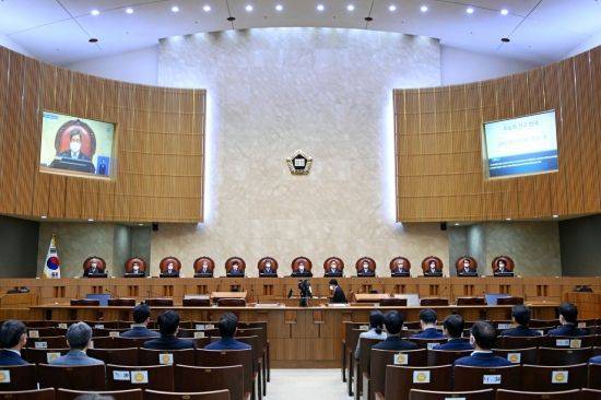 김명수 대법원장을 비롯한 대법관들이 19일 오후 서울 서초구 대법원에서 열린 전원합의체 선고에 착석해 있다./제공 = 대법원