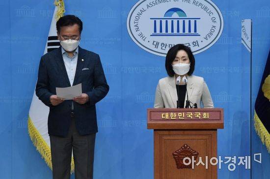 전주혜 국민의힘 법사위원이 2일 국회에서 “‘검수완박 법안’ 의결 효력 정지 및 본회의 절차 진행 금지 가처분 신청에 대한 헌법재판소의 조속한 결정을 촉구”하는 기자회견을 하고 있다./윤동주 기자 doso7@