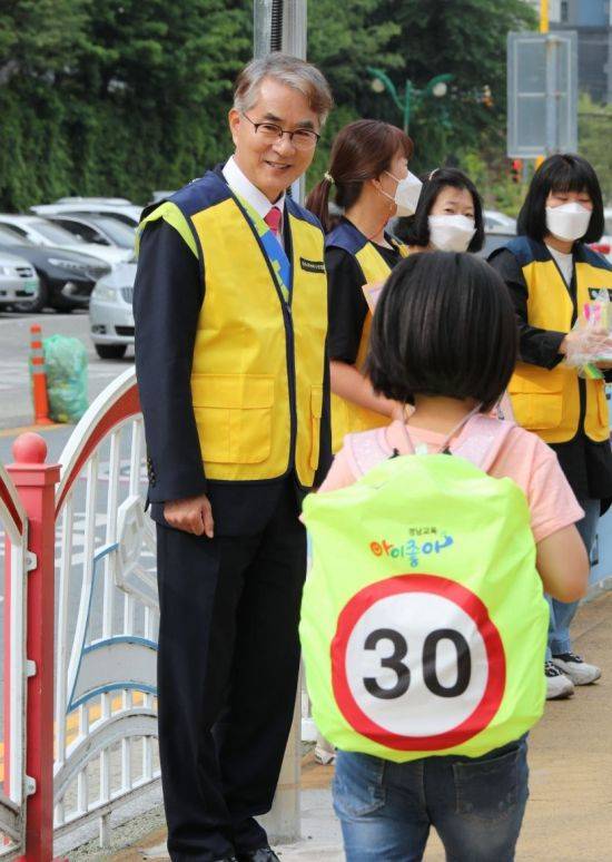 경남 남양초등학교 앞에서 등굣길 안전 지도 중인 박종훈 경남교육감 후보.