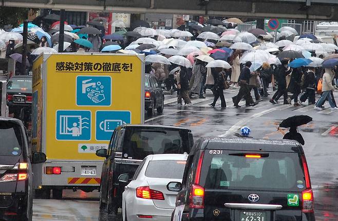 일본 정부가 운영하는 신종 코로나바이러스 감염증(코로나19) 방역 홍보 차량이 시부야 거리를 지나고 있다. /연합뉴스