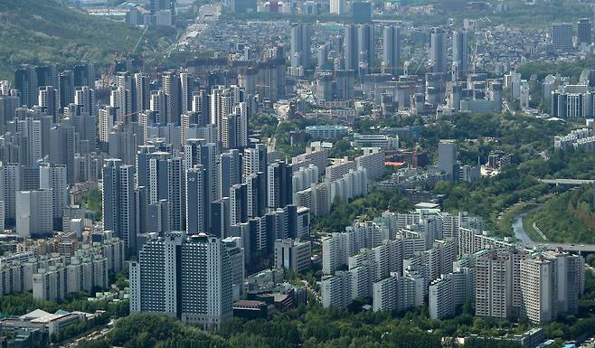 최근 5년간 집값의 급등으로 서울 대부분 자치구에서 아파트 3.3㎡(평)당 평균 매매가격이 3000만원을 넘어선 것으로 나타났다. 사진은 서울 송파구 롯데월드타워 서울스카이에서 바라본 강남구 아파트 단지 모습. 지난 4월 기준 강남구 아파트의 평당 평균 매매가격은 8413만3500원을, 송파구는 6114만2400원을 기록했다./뉴스1